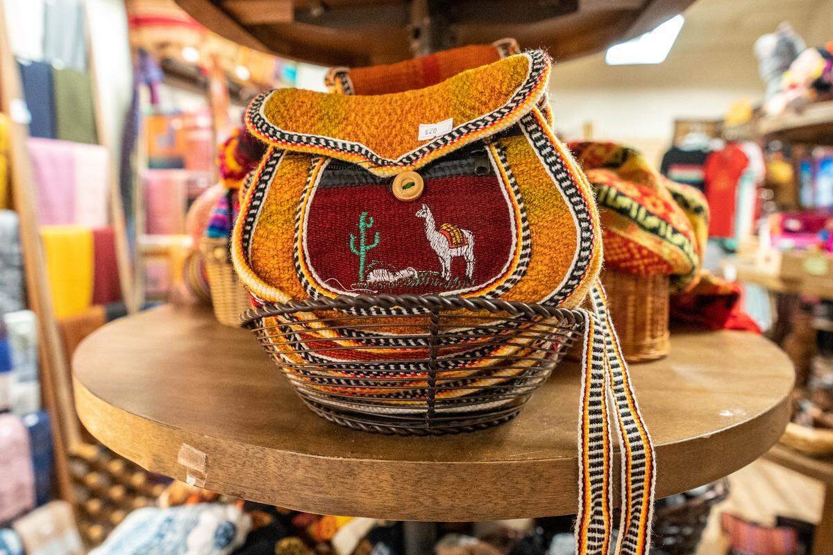 Bolsos hechos a mano y artesanía peruana llenan las estanterías de Mi Tiendita Munaycha en Old Sacramento.