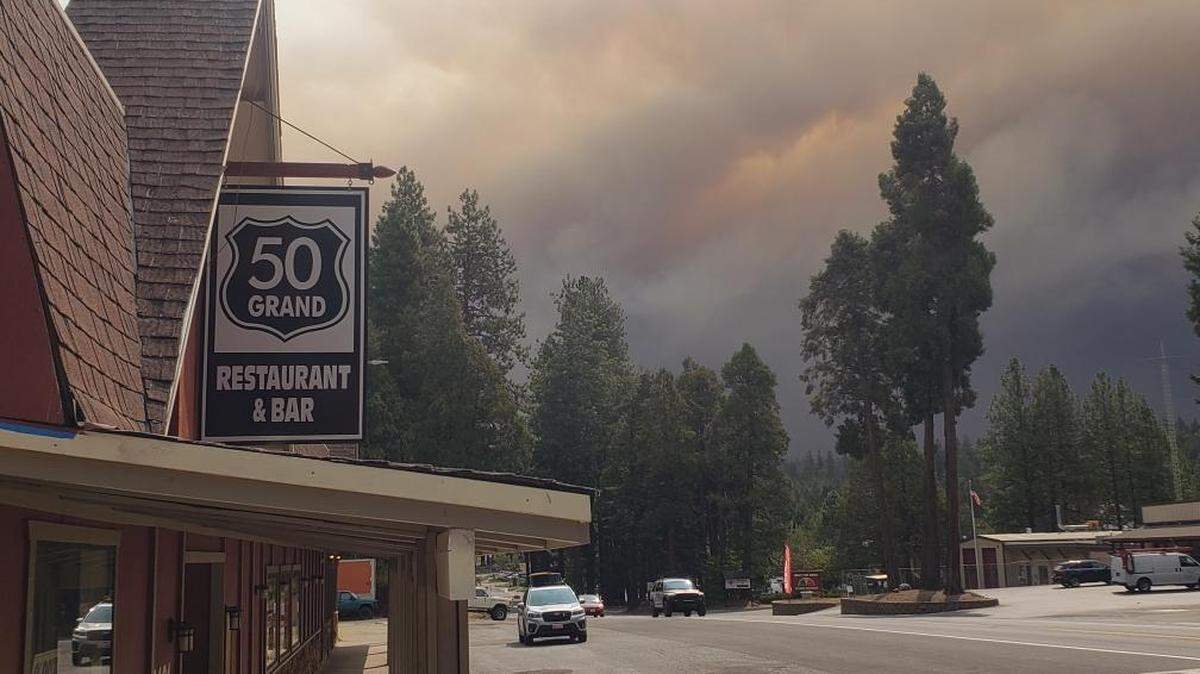 El incendio Caldor, visto desde el 50 Grand Restaurant en Pollock Pines.