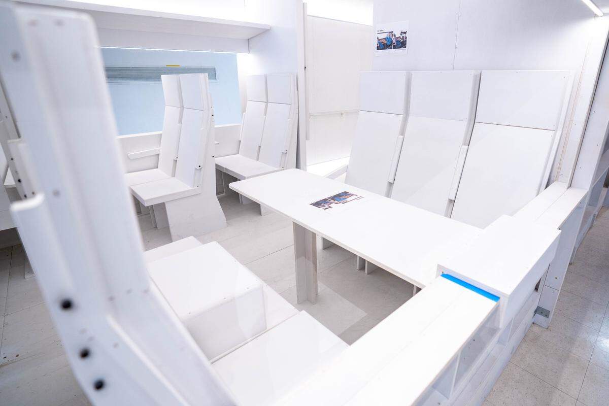 La maqueta del interior del nuevo tren de la Autoridad del Tren de Alta Velocidad de California presenta ejemplos de asientos confortables el martes en Cal Expo, en Sacramento.