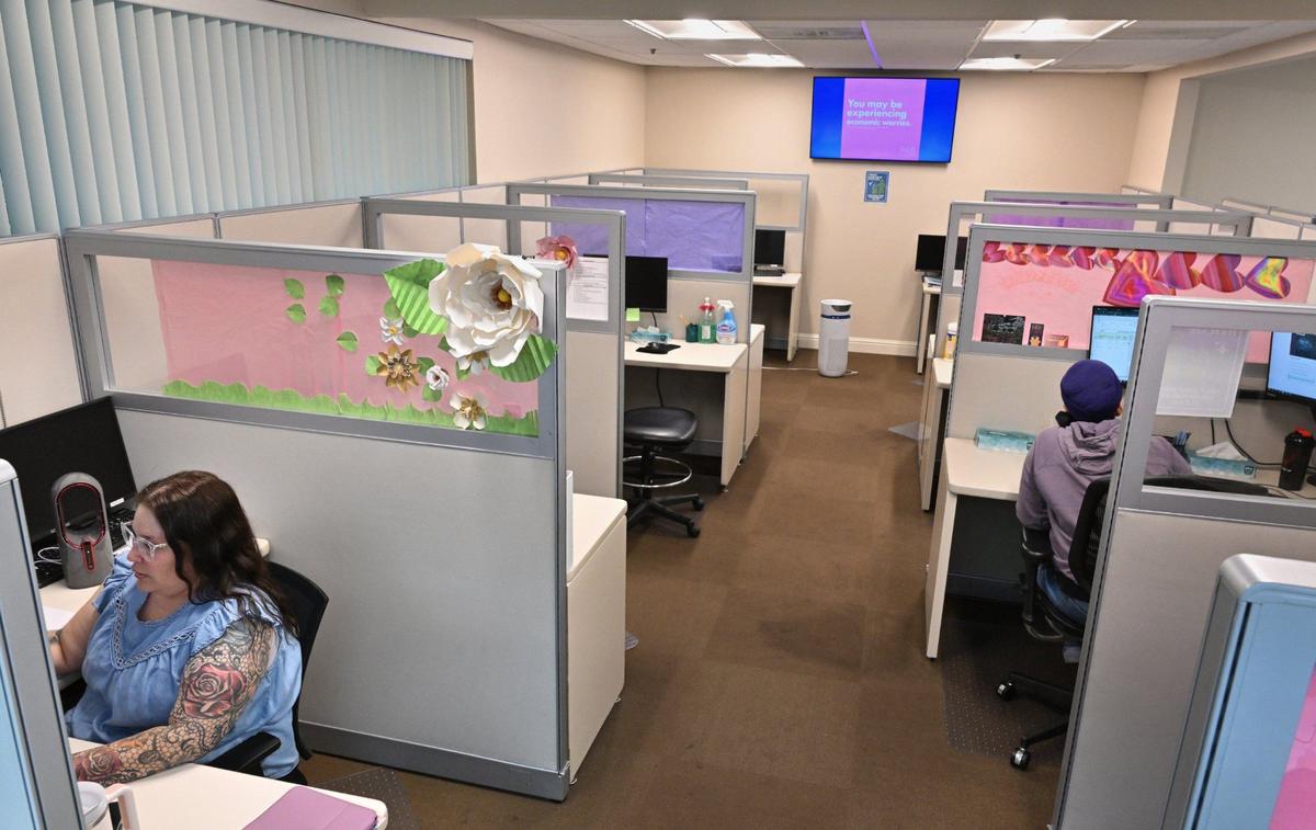 Personal responde a llamadas telefónicas de crisis en el centro de llamadas de la línea de salud mental 988, el viernes 26 de abril de 2024, en Fresno.