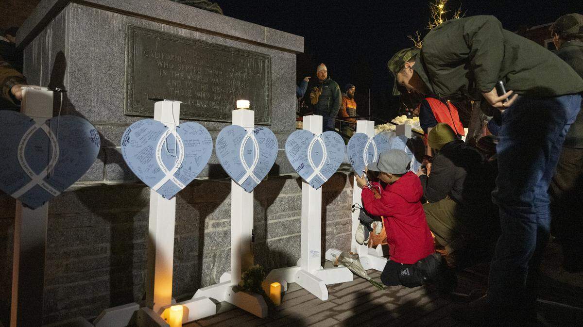 Community members sign hearts during a vigil in Truckee on Sunday, Feb. 22, 2026, for the victims of an avalanche almost a week prior.