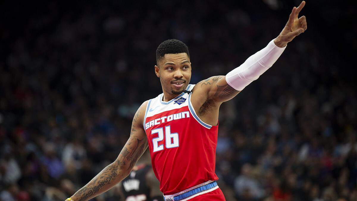 Sacramento Kings guard Kent Bazemore (26) reacts after scoring during a game at Golden 1 Center in 2020.