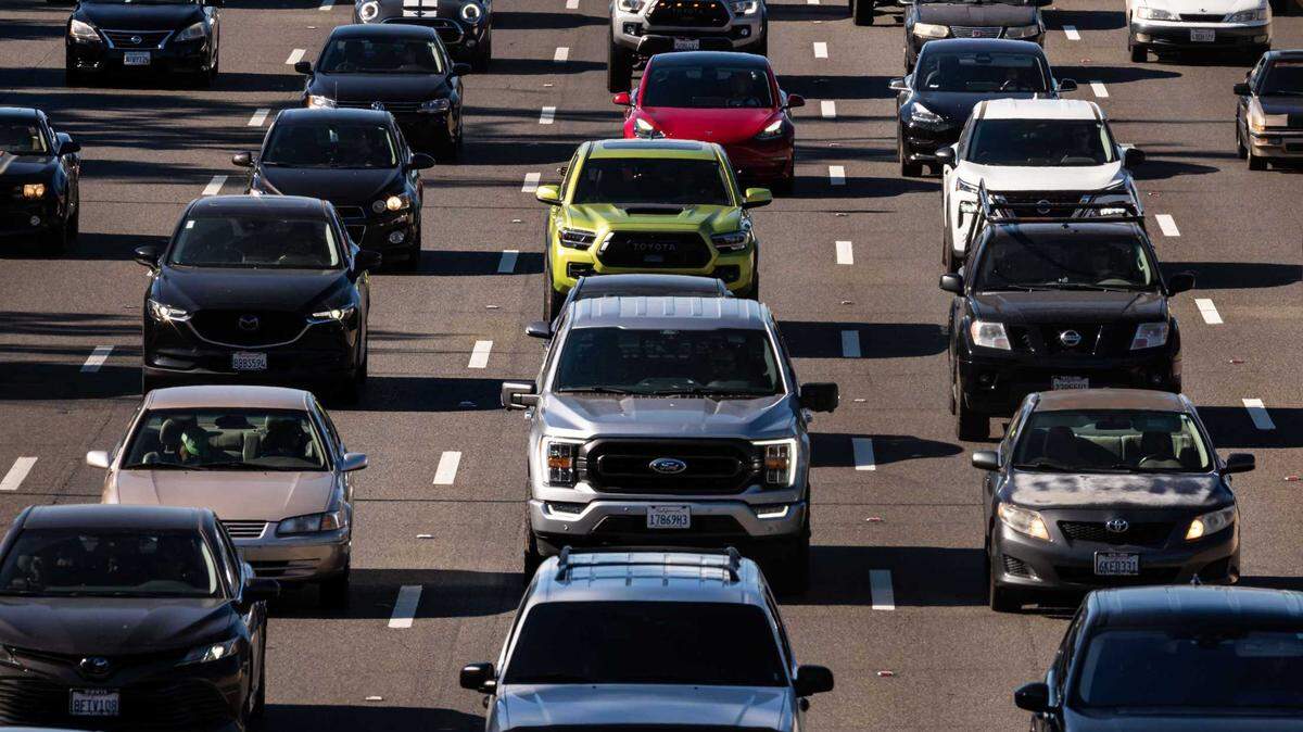 Traffic moves southbound on Highway 99 away from Highway 50 on in June 2022.