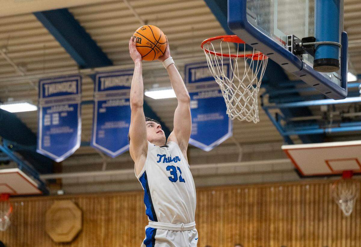 The Rocklin Thunder’s Mark Lavrenov (32) scores a basket in the first half against the Del Oro Golden Eagles in January.