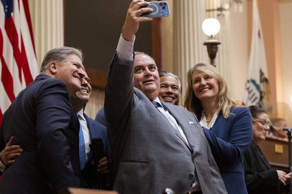 El ex presidente de la Asamblea, John Pérez, se tomó una selfie durante la ceremonia de juramento de la presidenta interina del Senado, Monique Limón, demócrata de Goleta, el lunes.