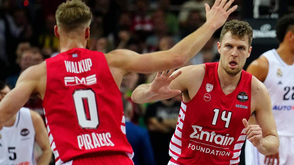 Olympiacos’ Thomas Walkup (0) and Sasha Vezenkov (14) react during the final of the Euroleague Final Four between Real Madrid and Olympiacos BC in Kaunas, Lithuania, on Sunday.