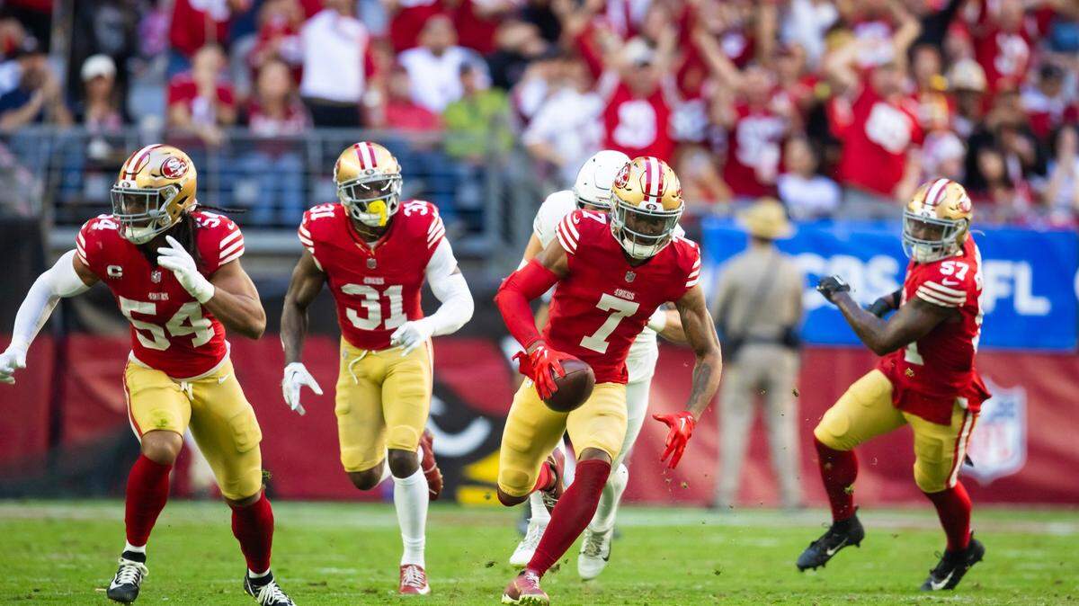 San Francisco 49ers cornerback Charvarius Ward (7) runs back an interceptions for a touchdown during the first quarter against the Arizona Cardinals on Dec. 17, 2023, at State Farm Stadium in Glendale, Arizona.