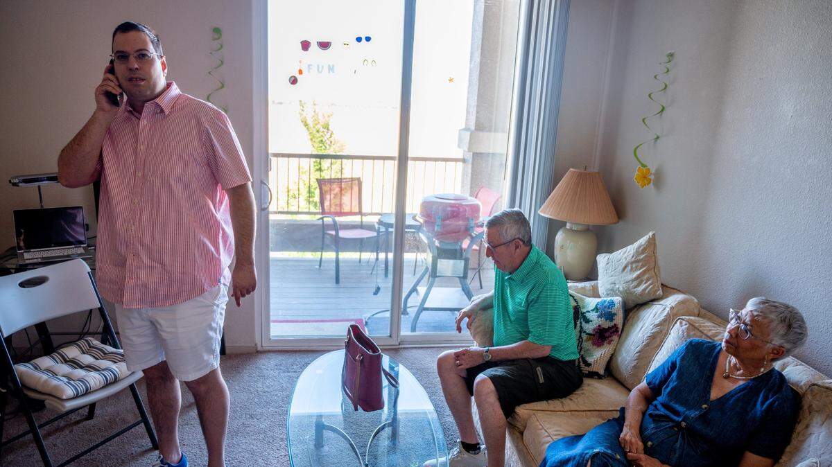 David Katz, a la izquierda, que tiene autismo y vive solo con servicios de apoyo, coge el teléfono y habla con una de sus cuidadoras en su casa de Rocklin el miércoles 21 de julio de 2021. David espera las llamadas de Julie todos los días, dice Betsy Katz, la madre de David, a la derecha.