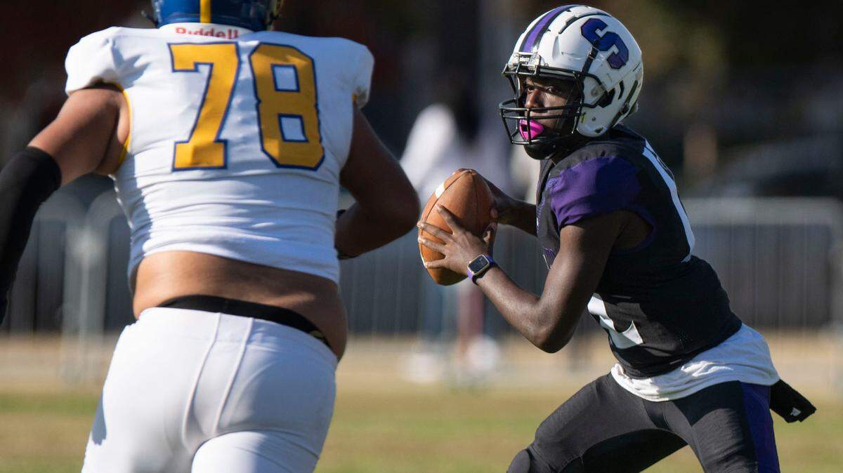 Sacramento Dragons quarterback Le’ron James Radcliffe, a sophomore, rolls out before throwing a completion to receiver Labradian Keyward as the Del Campo Cougars’ Esiahaz Campos (78) applies pressure in the first half of a Sac-Joaquin Section first-round playoff game on Saturday.