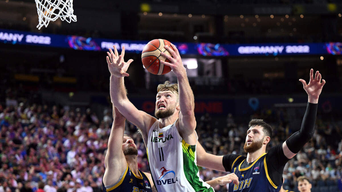 Lithuania’s Domantas Sabonis, center, is challenged by Bosnia-Herzegovina’s Miralem Halilovic, left, and Jusuf Nurkic, right, during their Eurobasket group B basketball match in Cologne, Germany, Wednesday, Sept. 7, 2022. (Federico Gambarini/dpa via AP)