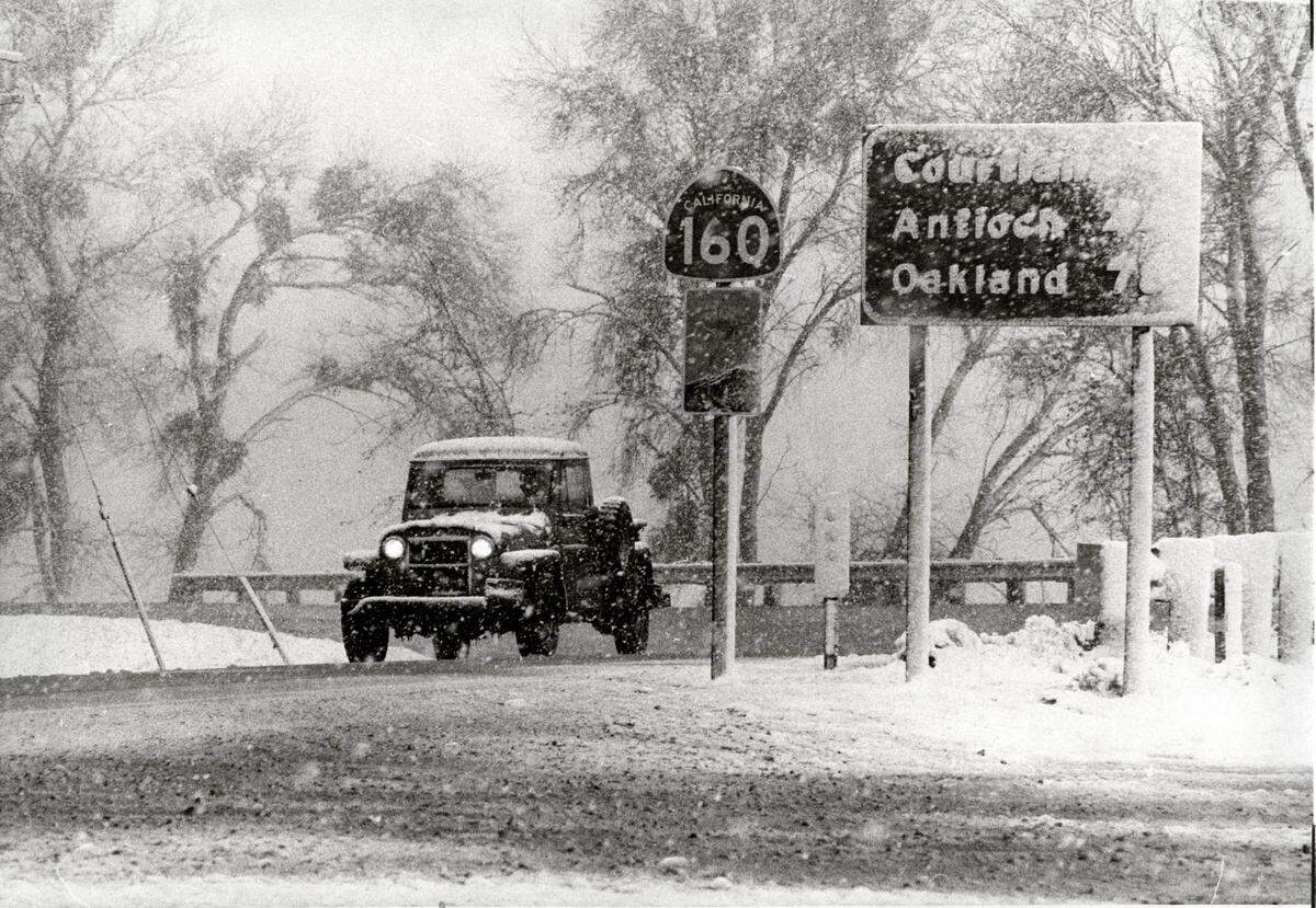 Snow falls along Highway 160 in Hood on Feb. 5, 1976.