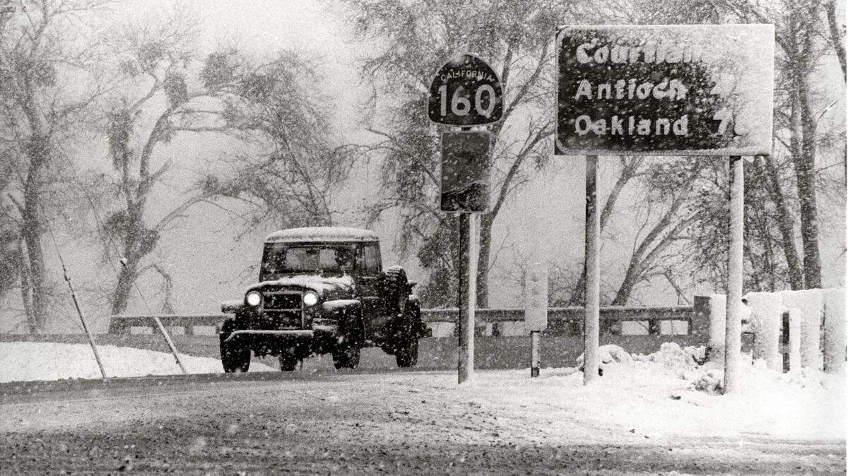 Snow falls along Highway 160 in Hood on Feb. 5, 1976.