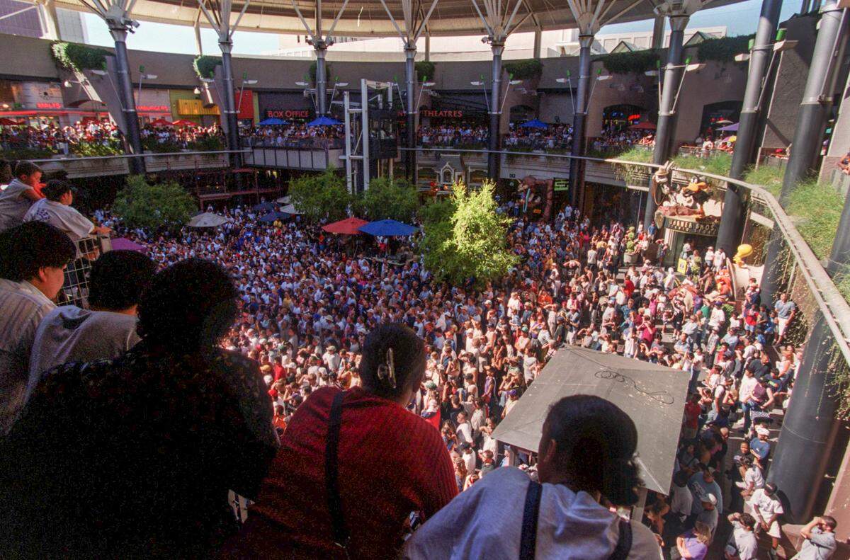 Thousands of fans visit the Downtown Plaza courtyard in front of Macy’s to see Chris Webber after he signed a new $122 million contract with the Sacramento Kings in July 2001.