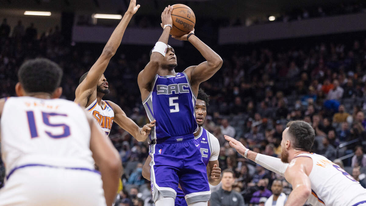 Sacramento Kings guard De’Aaron Fox (5) takes a jump shot over Phoenix Suns forward Frank Kaminsky (8) during the fourth quarter on Monday, Nov. 8, 2021 during an NBA basketball game at the Golden 1 Center in Sacramento. Fox had 24 points. The Suns won 109-104.