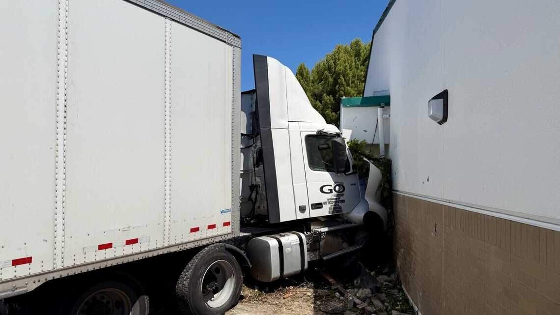 Semi-truck crashes into Sacramento County elementary school; no students injured