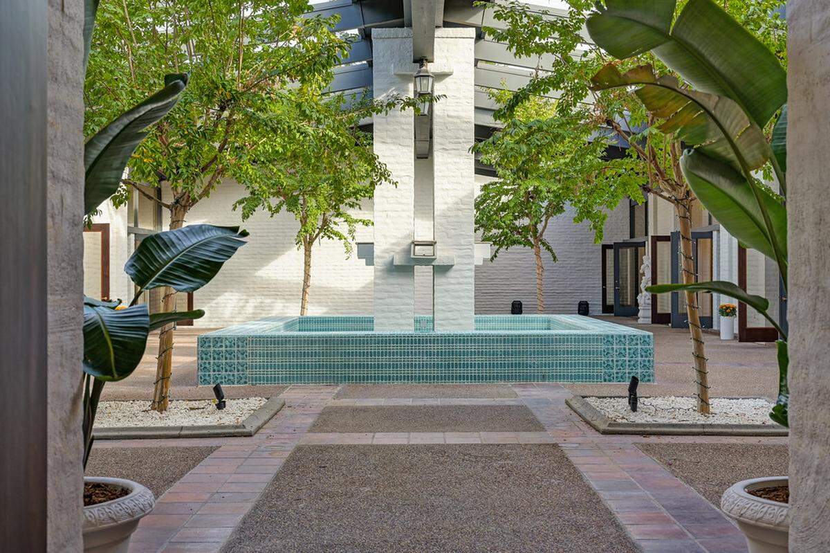 An atrium leads into the hoome that totals nearly 12,000 square feet, with eight bedrooms and 10 bathrooms, plus dramatic hallmarks of the era: vaulted ceilings, post-and-beam construction and a layout built for entertaining on a grand scale.