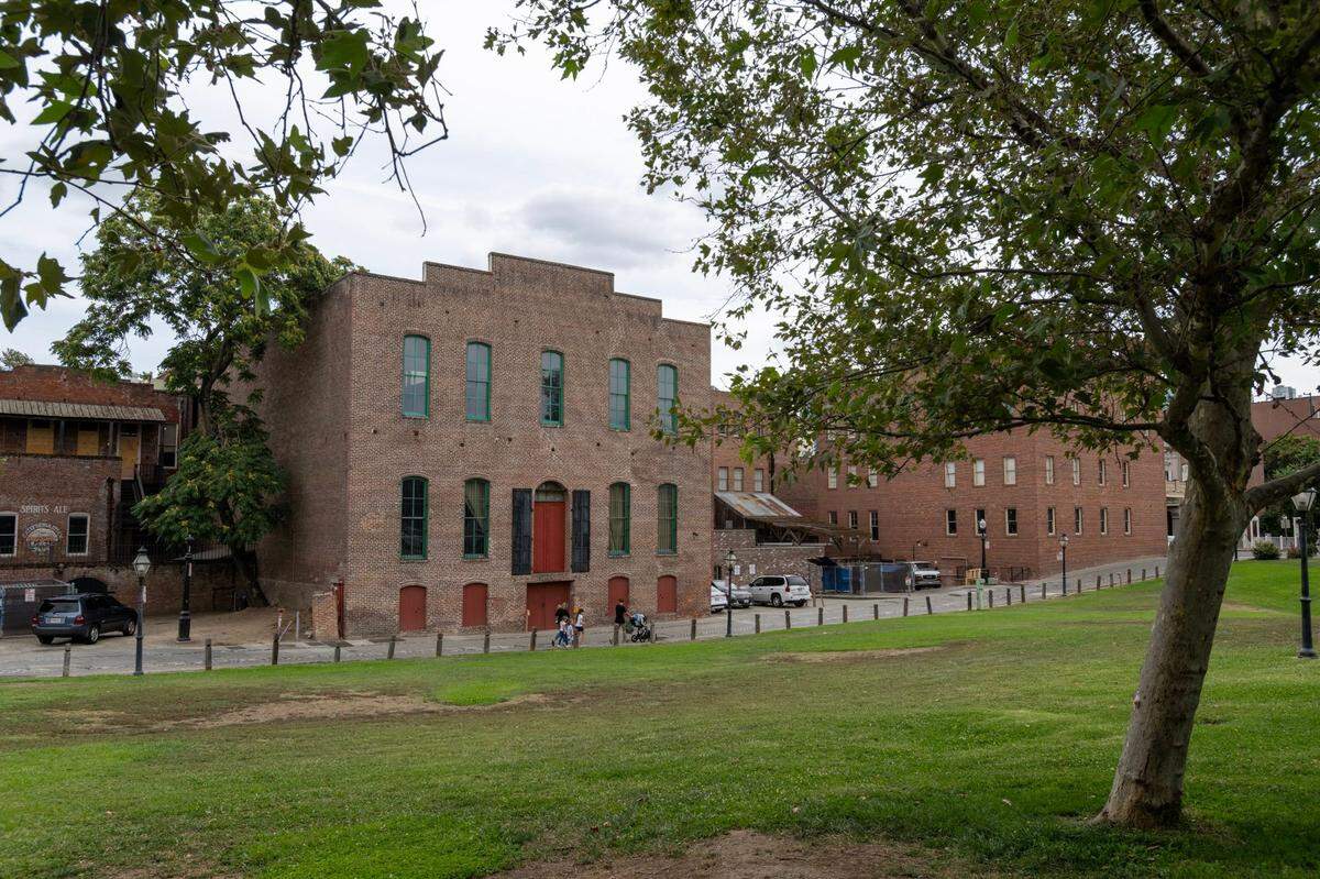 Visitors stroll in the alley behind the Hall, Luhrs & Company building in Old Sacramento on Aug. 23, 2024. The alley dips down to the city’s original street level, revealing the access to the building basement on the history museum’s underground tours.