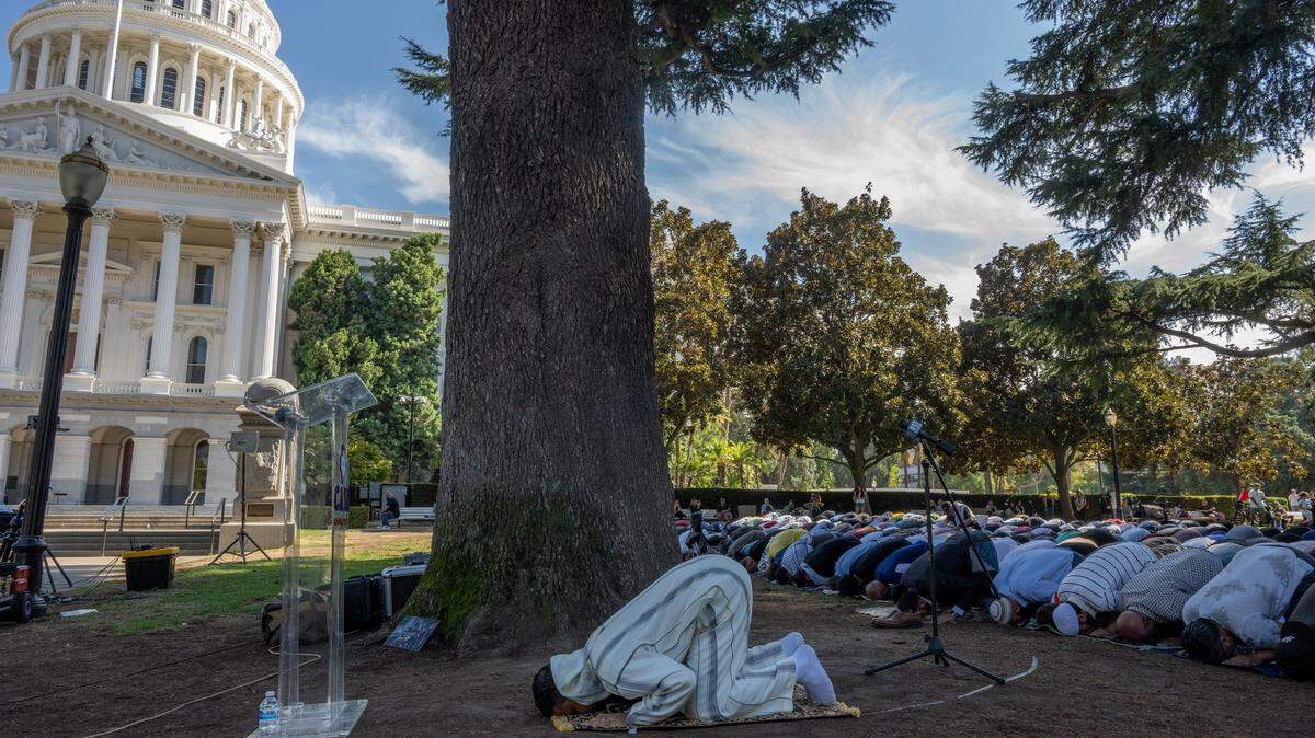 Abdullah Elsharkawy leads a Jummah prayer for peace in Palestine with American Muslims for Palestine, Palestine Advocacy League and Jewish Voice for Peaceat the state Capitol in October.