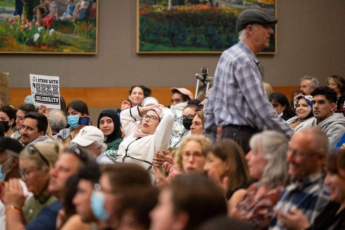 People on both sides of the Gaza cease-fire resolution proposed by leaders in Sacramento’s Jewish and Muslim communities fill the council room as the Sacramento City Council voted to approve it Tuesday. The resolution follows months of pro-Palestine protesters coming to council demanding a cease-fire resolution.