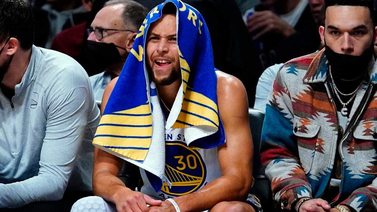 Golden State Warriors’ Stephen Curry (30) watches his teammates play during the first half of an NBA basketball game against the Brooklyn Nets Tuesday, Nov. 16, 2021 in New York. (AP Photo/Frank Franklin II)