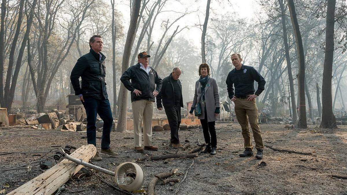 Gov.-elect Gavin Newson, FEMA Director Brock Long, President Donald Trump, Paradise mayor Jody Jones and Gov. Jerry Brown tour the Skyway Villa Mobile Home and RV Park during Trump’s visit of the Camp Fire in Paradise on Saturday. Trump’s interior and agriculture secretaries are blaming environmental groups for California’s wildfires.
