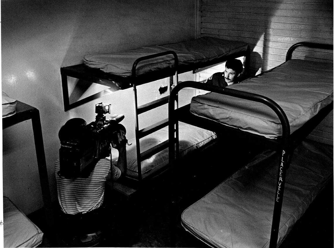 Sheriff’s Sgt. Ed Flint, a jail supervisor who directed the investigation into the attempted breakout, shows a hole on May 11, 1987, that was partially made into a wall which would lead to the outside from the 20-by-20-foot cell that housed 10 inmates. Charges for the six inmates involved include attempted escape and conspiracy.