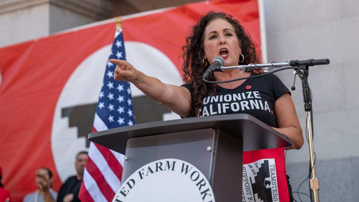 La presidenta de la Federación de Trabajadores (CLF) de California, Lorena González, ex asambleísta, habla en una concentración celebrada el 26 de agosto en el Capitolio estatal después de la marcha de 24 días de la Unión de Campesinos (UFW) desde Delano. UFW presionó al gobernador Gavin Newsom para que firmara un proyecto de ley que permitiera a los trabajadores agrícolas votar por correo en las elecciones de representación.