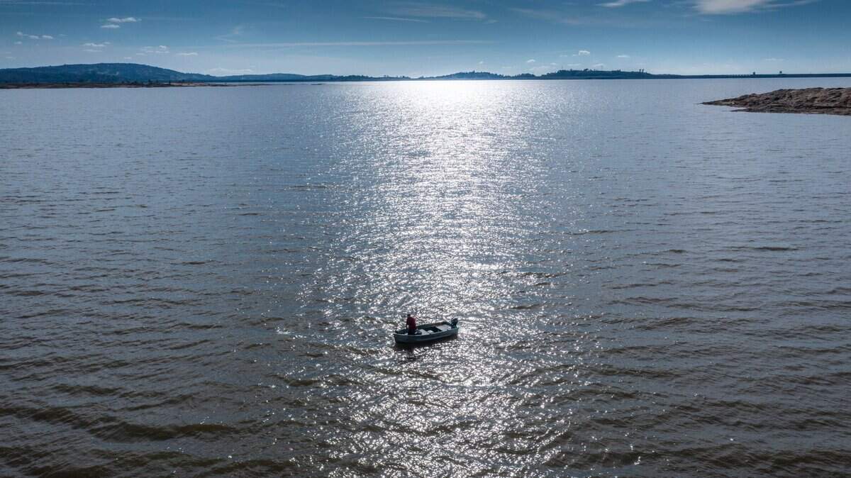 David Bauer, de Granite Bay, guía su barca hasta un muelle del lago Folsom, el miércoles 18 de enero de 2023. El lago está al 125% de su promedio histórico para esta época del año.
