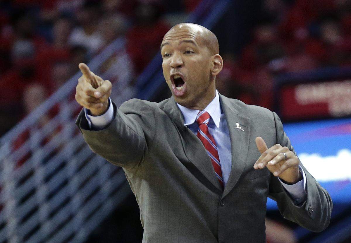 New Orleans Pelicans head coach Monty Williams calls out form the bench during the second half of Game 3 of a first-round NBA basketball playoff series against the Golden State Warriors in New Orleans, Thursday, April 23, 2015. The Warriors won in overtime 123-119, to take a 3-0 lead in the best-of-seven series. (AP Photo/Gerald Herbert)