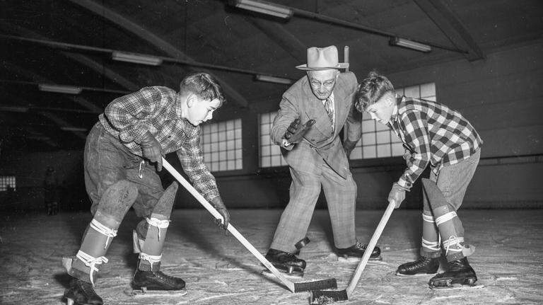 Remember when: See kids play hockey at North Sacramento’s Iceland skate rink in 1949