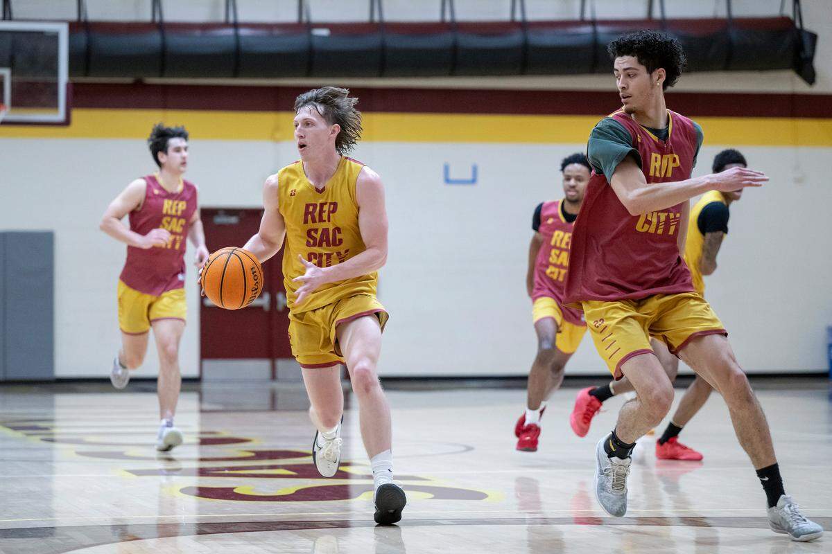 Sacramento City Panthers guard Drew Fischer looks to pass to the wing while dribbling up the court during the men’s basketball practice on Wednesday at Sacramento City College.