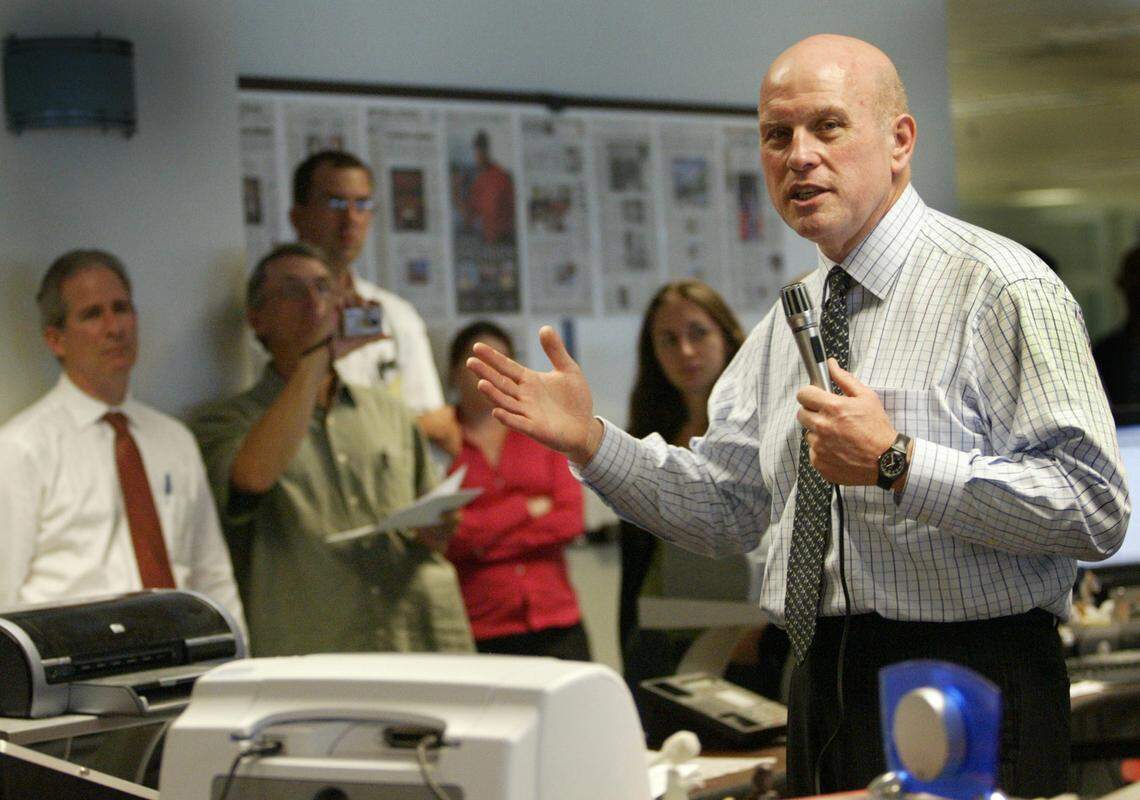 Howard Weaver, McClatchy vice president for news, answers questions in the Miami Herald newsroom during a visit of McClatchy executives in March 2006, the day after McClatchy purchased the Knight Ridder newspaper company.