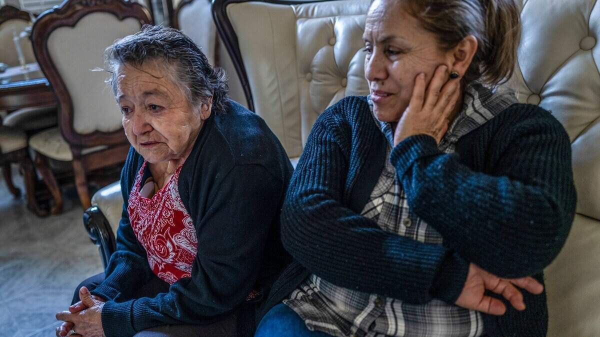 Una lágrima cae por la mejilla de María de Lourdes Ortiz de Anaya, de 82 años, izquierda, enferma de cáncer, mientras ella y su hija Margarita Anaya de Chávez, de 59 años, derecha, se preocupan por sus opciones de vivienda. "El médico les había dicho que, si no recibían tratamiento, debido al tipo de cáncer tan raro que padece, le quedaban seis meses de vida", dijo Anaya de Chávez.