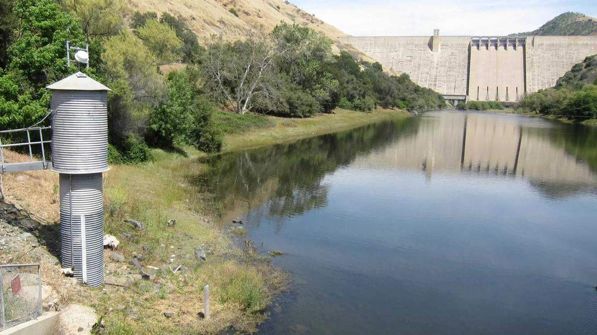 Lawmakers will try to determine what makes a waterway navigable on tricky fishing rights issue.