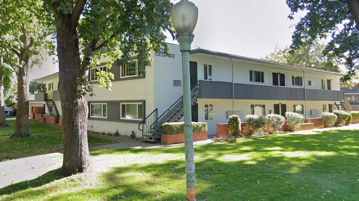 An apartment complex at 5478 Carlson Drive in Sacramento’s River Park neighborhood is shown in 2022. A tenant died of heat stroke in the complex in 2023 after her heater broke.