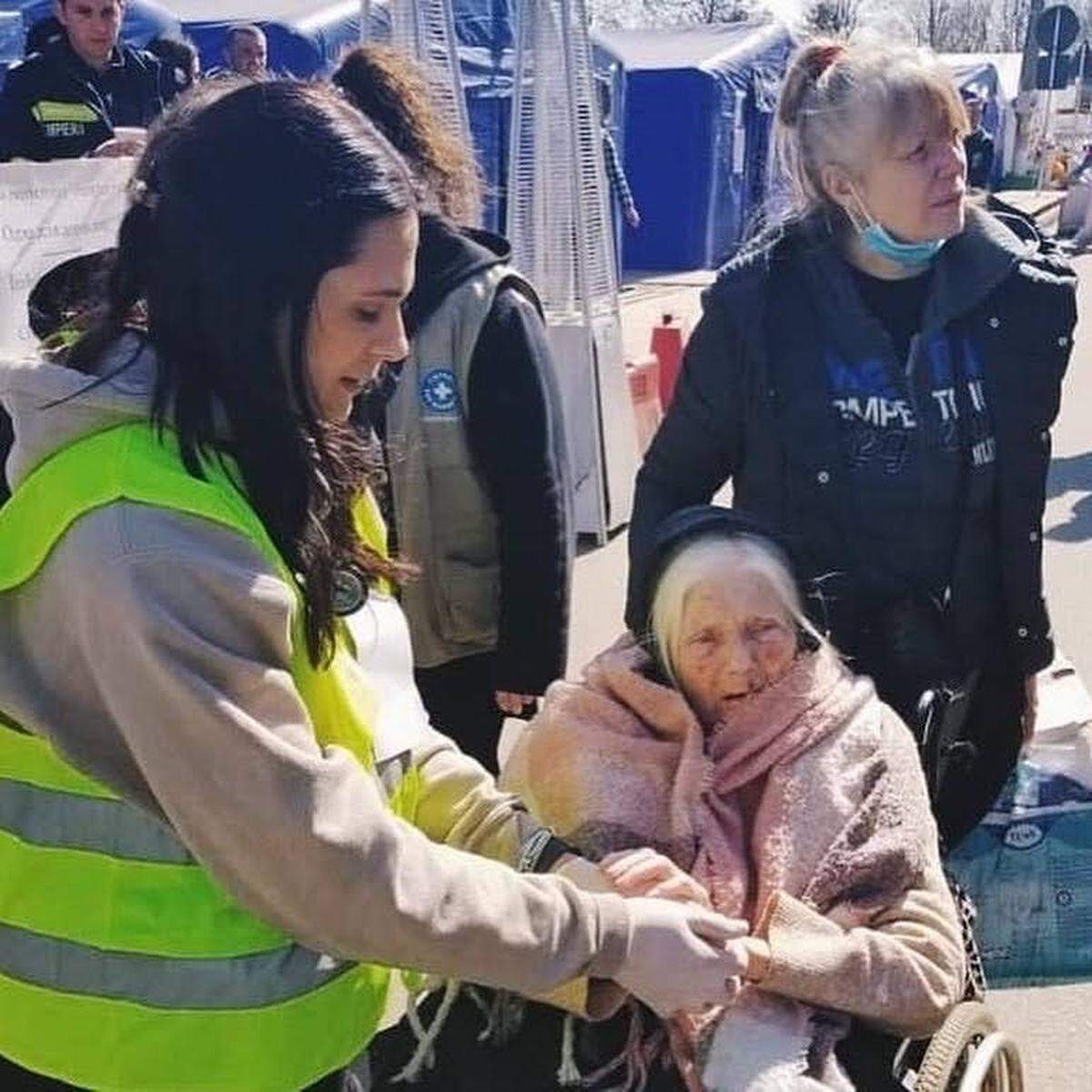 Mercy General nurse Dina Kalinyuk at the Romanian border with a Ukrainian refugee suffering from dementia and a broken hip.