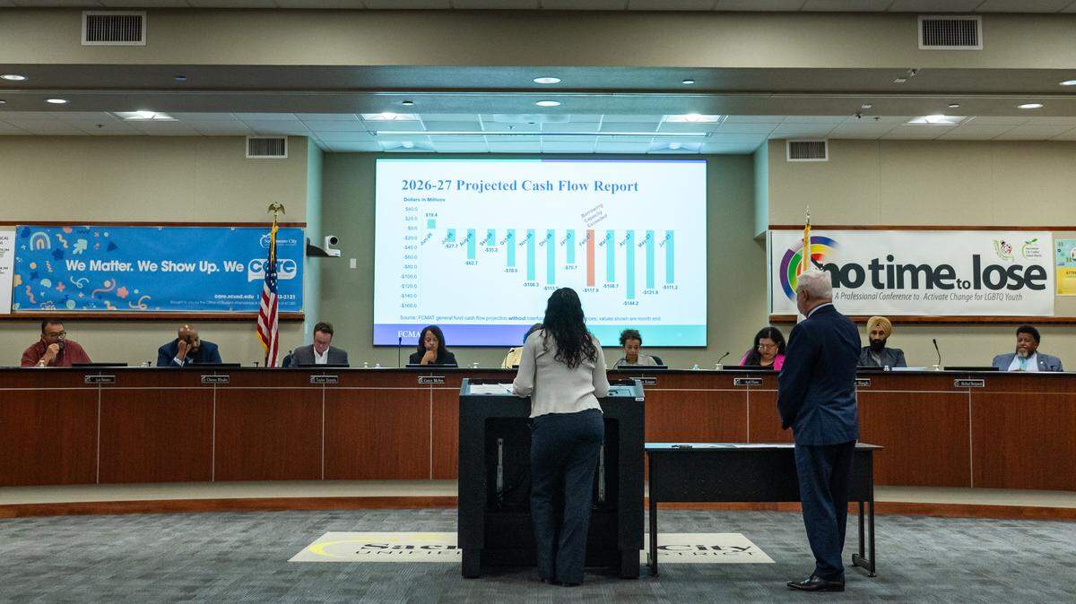 Chief analyst Erin Lillibridge, from the state’s Fiscal Crisis and Management Assistance Team, reviews Sacramento City Unified School District’s financial situation during a board meeting at the Serna Center on Thursday. FCMAT projects SCUSD will run out of money in February.