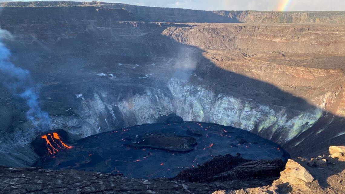 Selfie-seeking tourists risk death climbing erupting volcano, Hawaii officials say