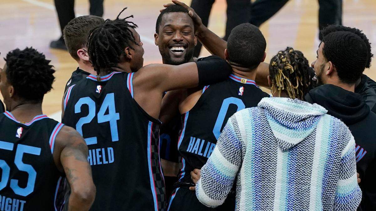 Sacramento Kings forward Harrison Barnes, middle, is congratulated by teammates after his game-winning 3-point basket in the team’s NBA basketball game against the Cleveland Cavaliers in Sacramento, Calif., Saturday, March 27, 2021. (AP Photo/Jeff Chiu)