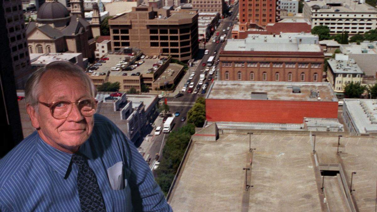 Cliff Allenby, then-director of the Department of General Services, in 1999.