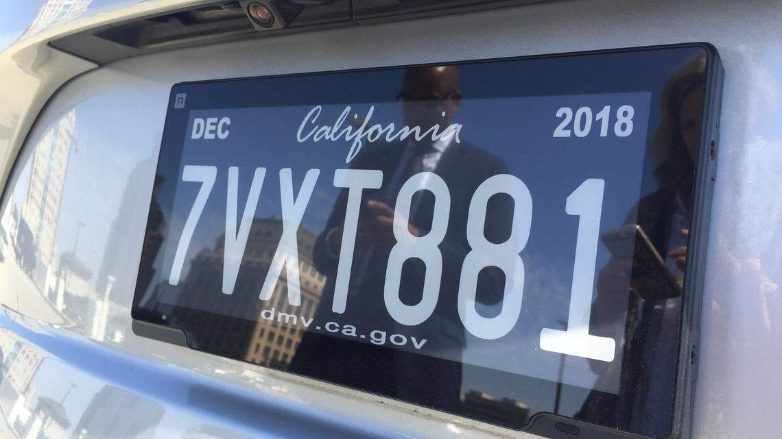 California está probando placas digitales con pantallas similares a las de los Kindles u otros lectores electrónicos.
