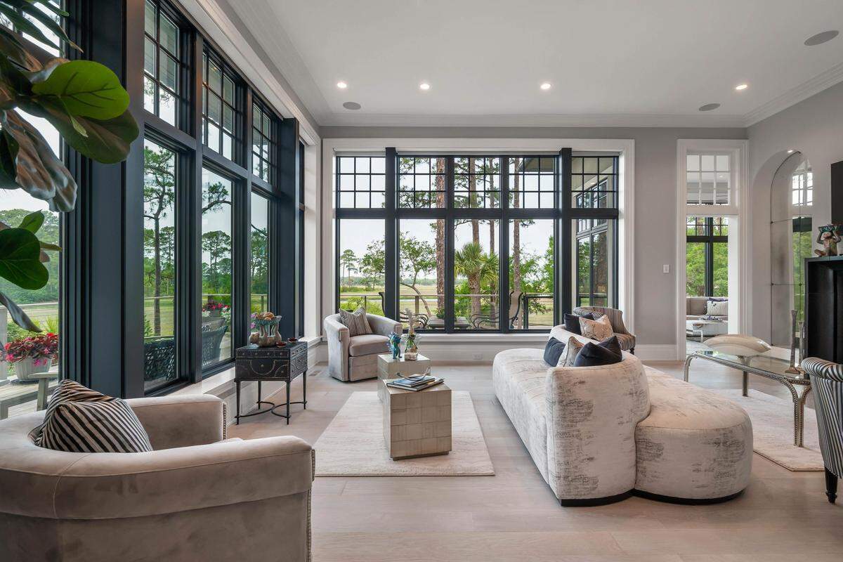 Flooded with natural light from impact-rated windows, the living spaces feature tray ceilings, French oak flooring, and panoramic vistas that capture Kiawah’s striking sunsets and unspoiled beauty.