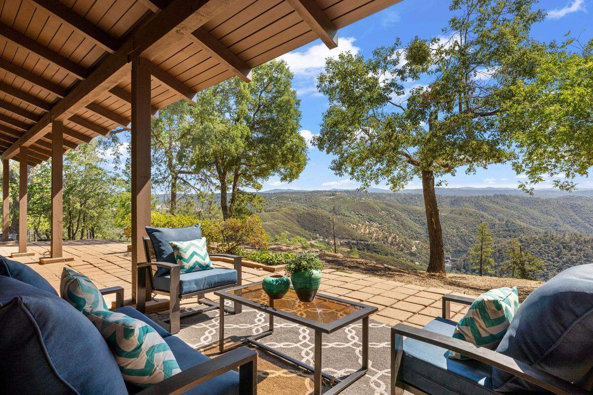 From the patio and other vista points, the South Fork of the American River can be seen.
