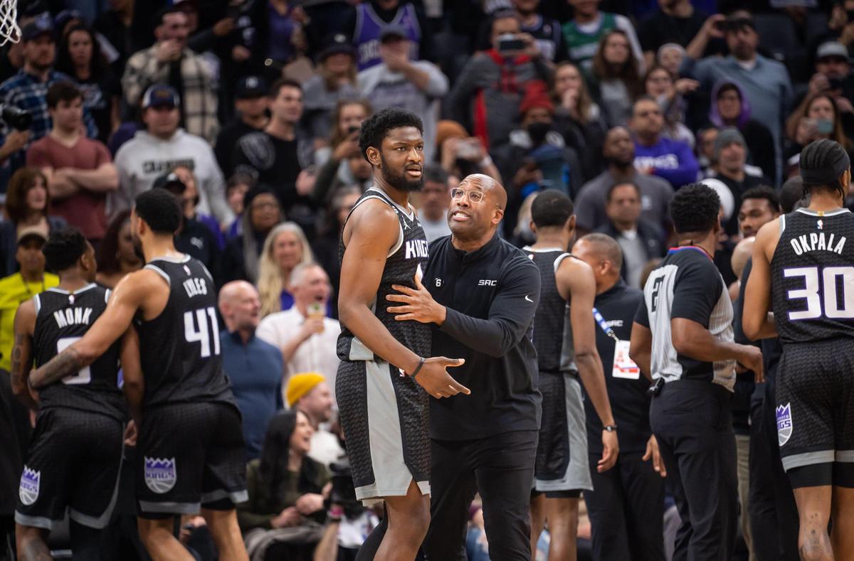 Sacramento Kings head coach Mike Brown, right, talks to center Chimezie Metu (7) after a skirmish that led to two players from each team, including Metu, being ejected during the fourth quarter of the NBA basketball game Friday, Jan. 13, 2023, at Golden 1 Center in Sacramento.