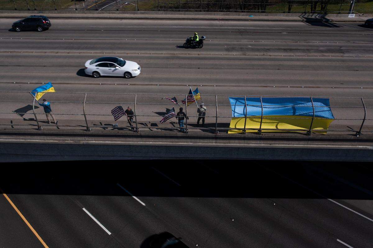 A group holds a rally against the invasion of Ukraine by Russia on the Riverside Avenue/Auburn Boulevard Interstate 80 overpass in Roseville on Thursday.