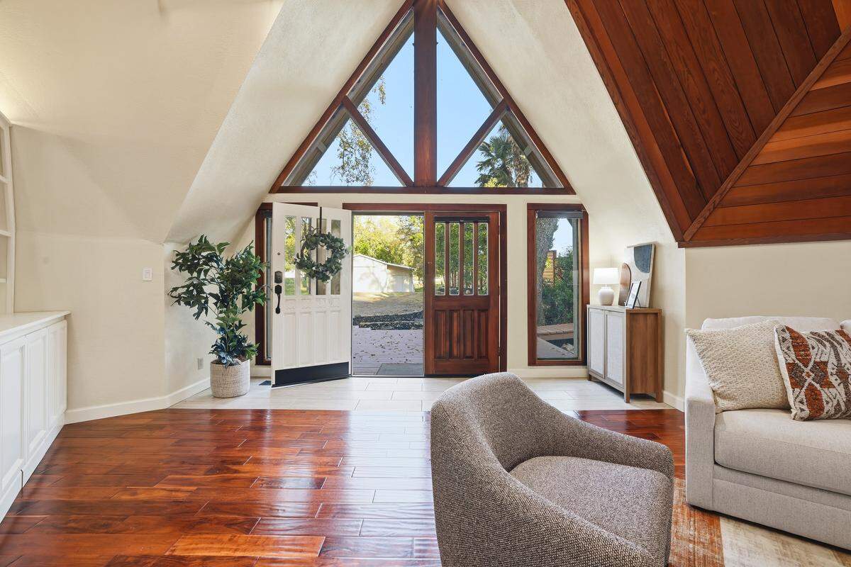 At the quiet terminus of Boren Lane — beyond the traditional grandeur of Granite Bay’s mansions and sweeping ranches — the 2,000-square-foot home in a picturesque setting emerges.