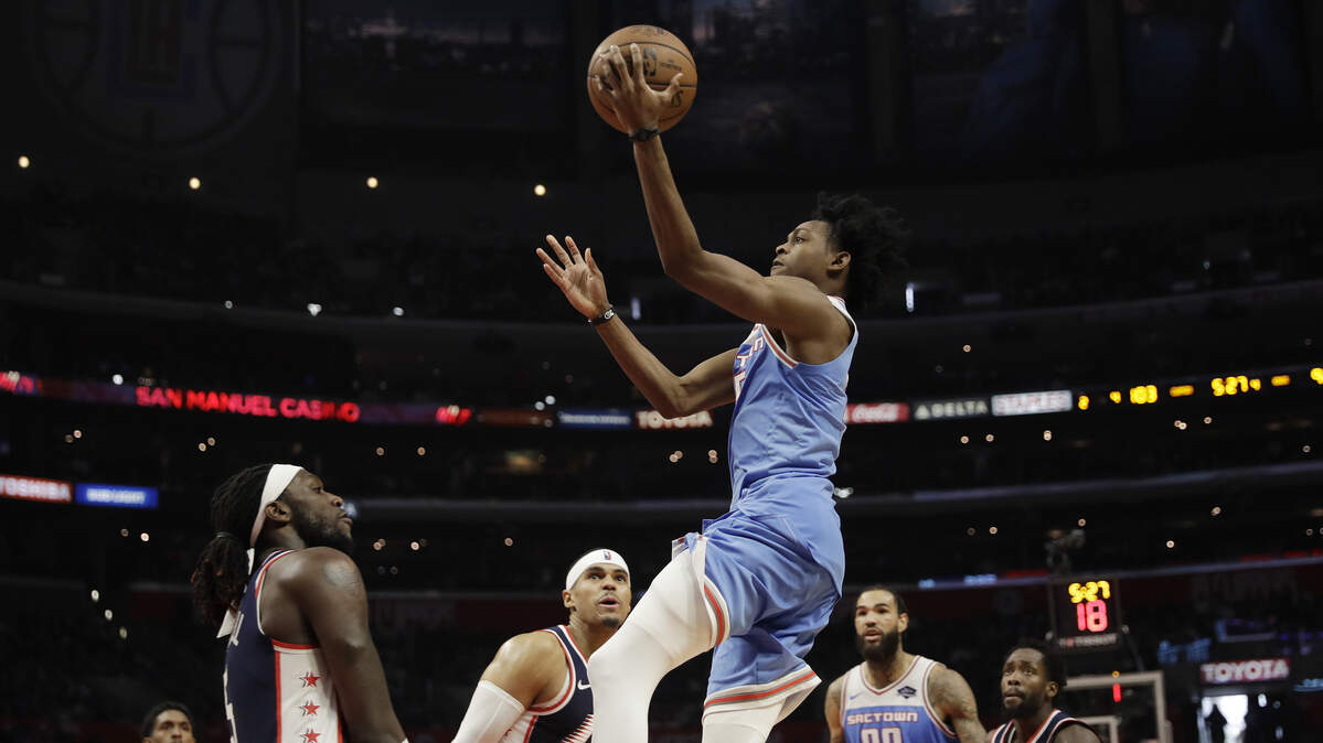 Sacramento guard De’Aaron Fox heads to the basket against the Clippers on Sunday, Jan. 27, in Los Angeles on his way to leading the Kings with 21 points in a 122-108 loss.