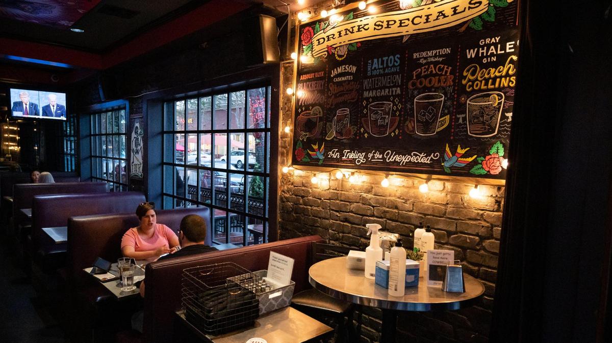 Ink Eats & Drinks patrons dine in at the N Street restaurant during the COVID-19 pandemic restrictions of 2020. The popular midtown restaurant and bar closed Sunday night after 21 years.