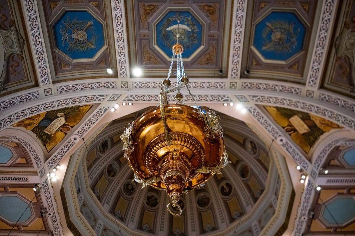The 1903 bronze-plated sanctuary lamp hung in the Cathedral of the Blessed Sacrament in downtown Sacramento until it disappeared in the the renovation in 1939. A woman in El Dorado Hills called the church in 2003 and mentioned the lamp hanging in her home might have come from the church. The church bought the lamp back for $5,000.