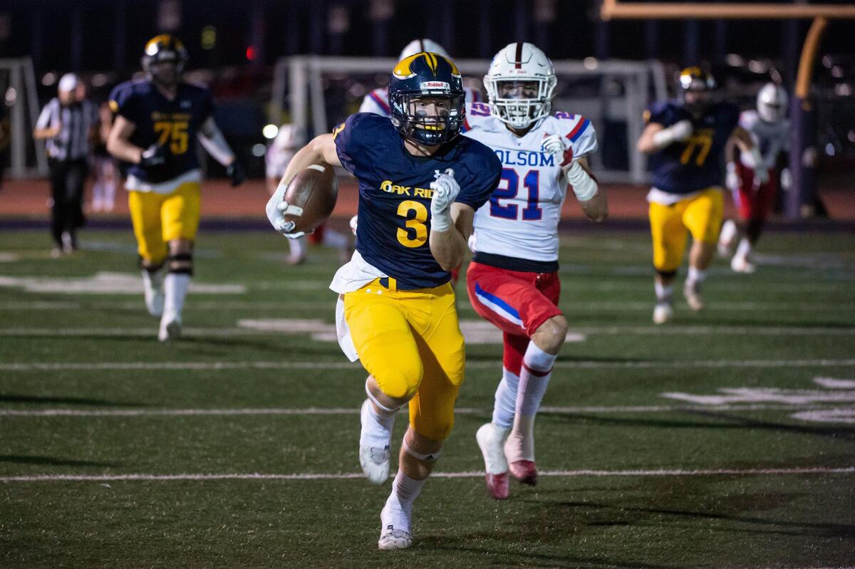 Oak Ridge’s John Hayward (3) runs the ball for a first down during the second quarter in the game Friday at Oak Ridge High School in El Dorado Hills. The Bulldogs won 42-13.